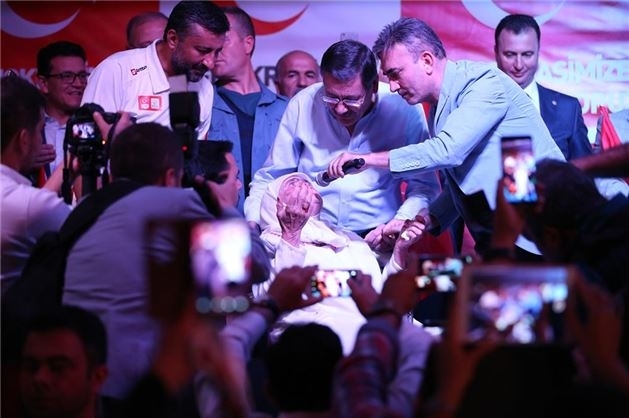 Ünlülerden Kızılay nöbeti 4