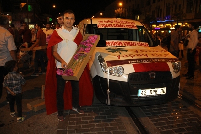 Konya Meydanlarında renkli otolar ve bayraklar 1