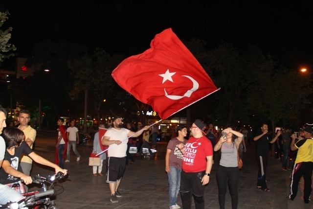 Konya Meydanlarında renkli otolar ve bayraklar 10