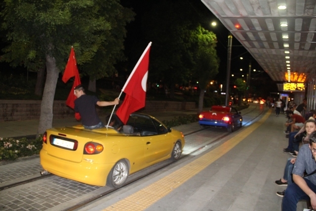 Konya Meydanlarında renkli otolar ve bayraklar 11