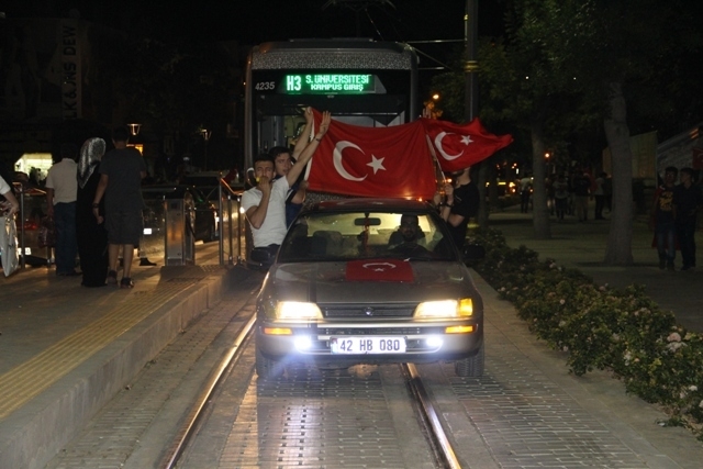 Konya Meydanlarında renkli otolar ve bayraklar 13