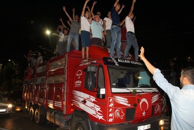 Konya Meydanlarında renkli otolar ve bayraklar 17