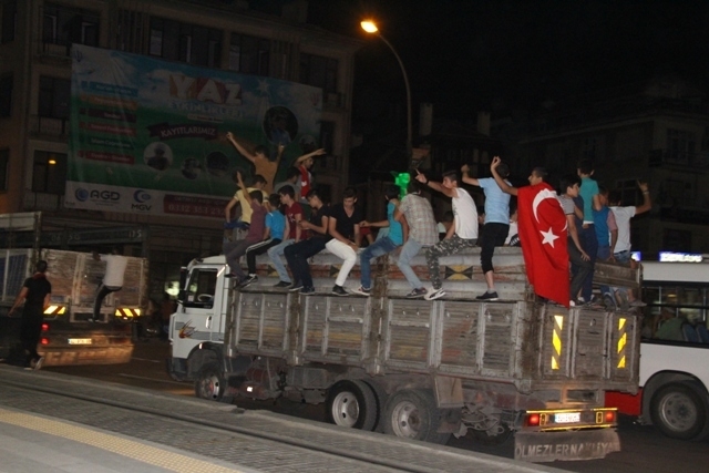Konya Meydanlarında renkli otolar ve bayraklar 18