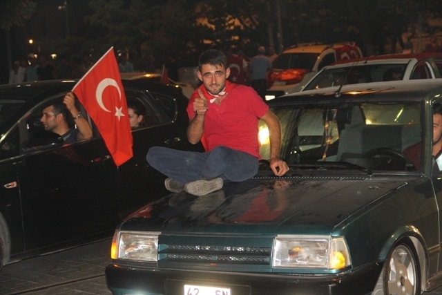 Konya Meydanlarında renkli otolar ve bayraklar 20
