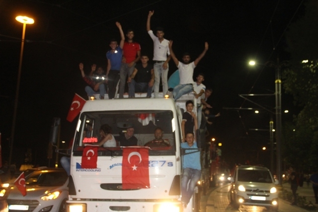 Konya Meydanlarında renkli otolar ve bayraklar 22