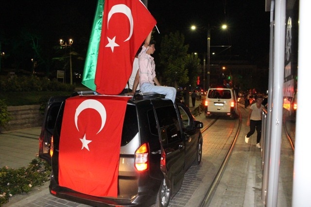 Konya Meydanlarında renkli otolar ve bayraklar 24