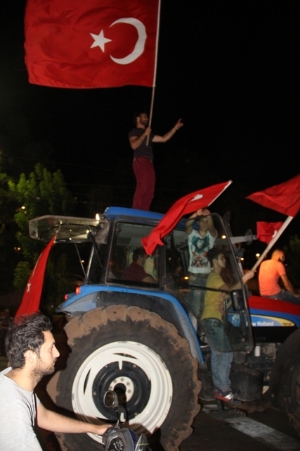 Konya Meydanlarında renkli otolar ve bayraklar 3