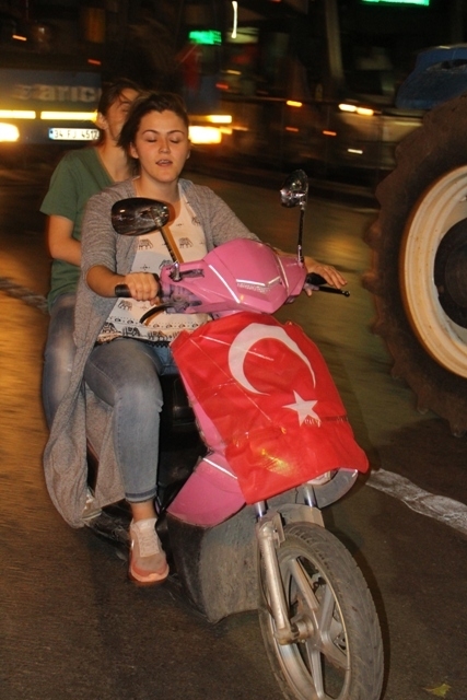 Konya Meydanlarında renkli otolar ve bayraklar 4