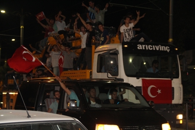 Konya Meydanlarında renkli otolar ve bayraklar 5