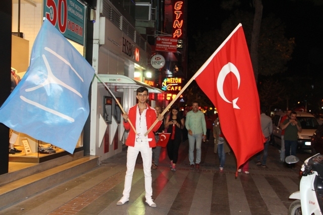 Konya Meydanlarında renkli otolar ve bayraklar 7