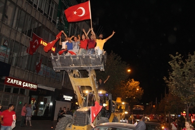 Konya Meydanlarında renkli otolar ve bayraklar 9