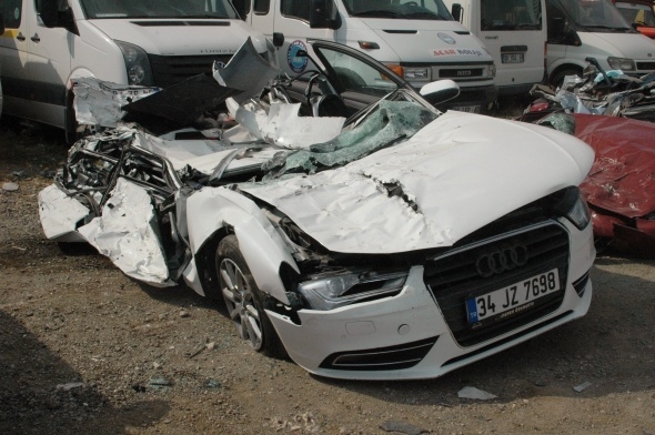 Darbeci askerlerin tanklarla ezdiği araçlar 1