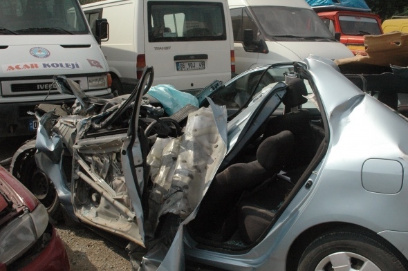 Darbeci askerlerin tanklarla ezdiği araçlar 10