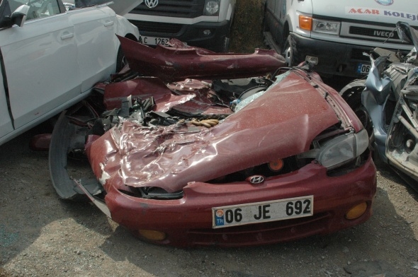 Darbeci askerlerin tanklarla ezdiği araçlar 11