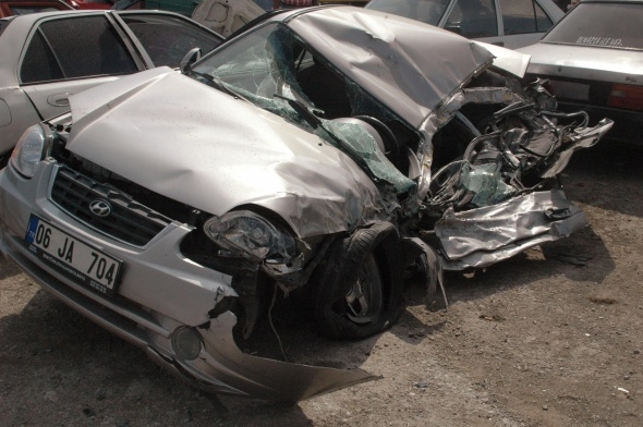 Darbeci askerlerin tanklarla ezdiği araçlar 2