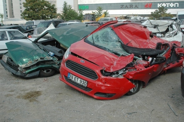 Darbeci askerlerin tanklarla ezdiği araçlar 4