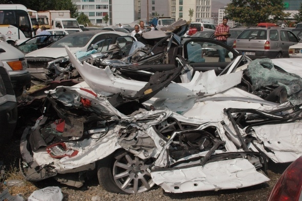 Darbeci askerlerin tanklarla ezdiği araçlar 5