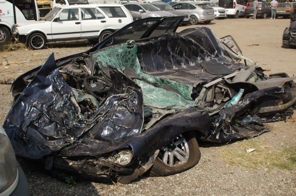 Darbeci askerlerin tanklarla ezdiği araçlar 6