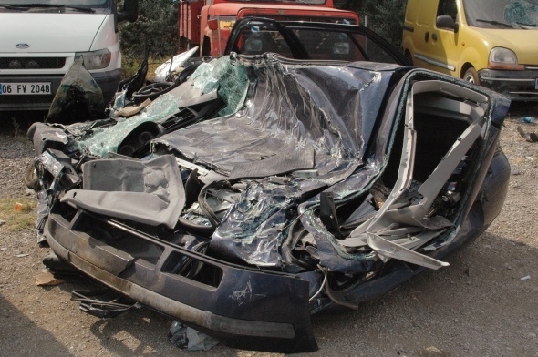 Darbeci askerlerin tanklarla ezdiği araçlar 7