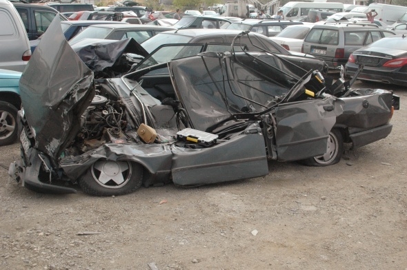 Darbeci askerlerin tanklarla ezdiği araçlar 8