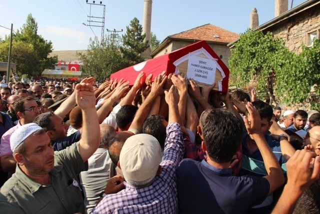 Şehit J. Uzm. Çvş Hamdi Karagöz toprağa verildi 40