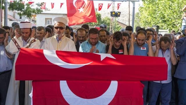 Şehit J. Uzm. Çvş Hamdi Karagöz toprağa verildi 42