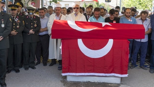 Şehit J. Uzm. Çvş Hamdi Karagöz toprağa verildi 43