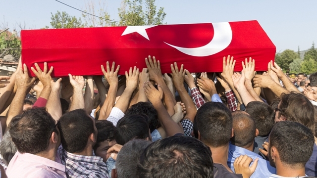 Şehit J. Uzm. Çvş Hamdi Karagöz toprağa verildi 48