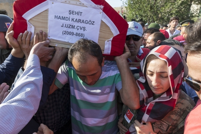 Şehit J. Uzm. Çvş Hamdi Karagöz toprağa verildi 64