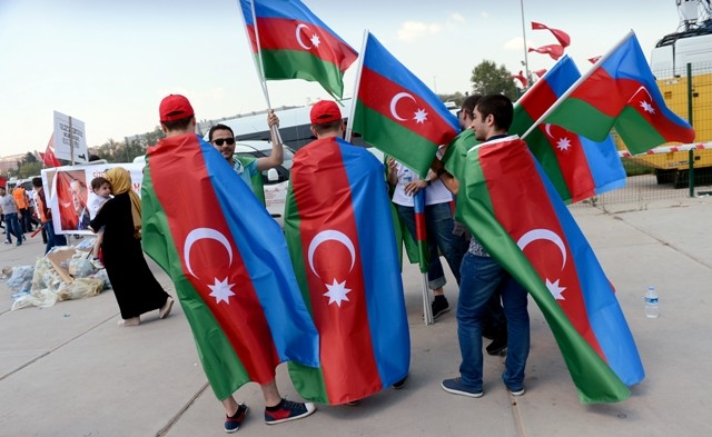 Demokrasi ve Şehitler Mitingi 85