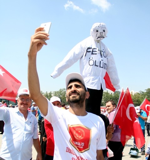 Demokrasi ve Şehitler Mitingi 98