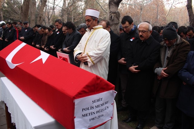 Şehit Polis Metin Düzgün son yolculuğuna uğurlandı 18