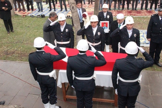 Şehit Polis Metin Düzgün son yolculuğuna uğurlandı 7