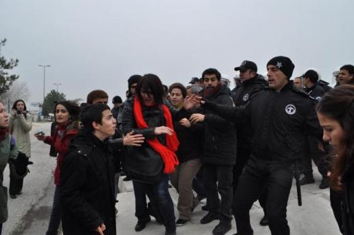 Davutoğlunu şemsiye ile korudular! 1
