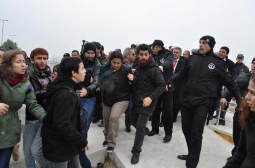 Davutoğlunu şemsiye ile korudular! 2