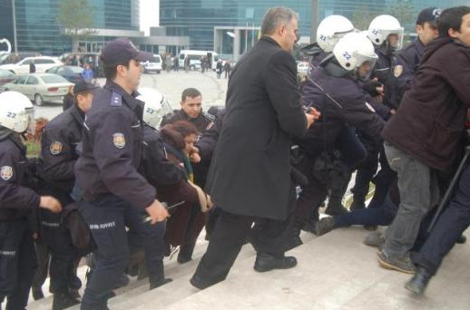 Davutoğlunu şemsiye ile korudular! 4