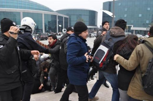 Davutoğlunu şemsiye ile korudular! 5