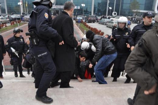Davutoğlunu şemsiye ile korudular! 6