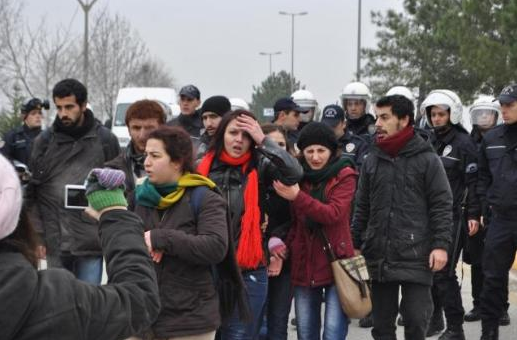 Davutoğlunu şemsiye ile korudular! 7