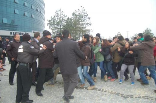 Davutoğlunu şemsiye ile korudular! 8