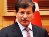 Davutoğlunu şemsiye ile korudular!