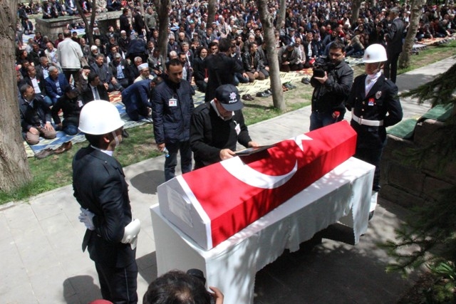 Şehit polis Azam Güdendede son yolculuğuna uğurlandı 11