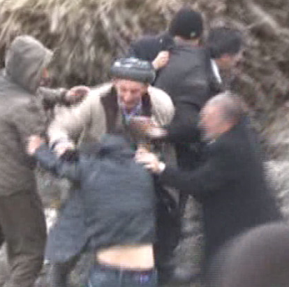 Yaşlı adam Kaymakama böyle siper oldu 3