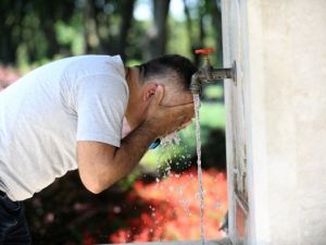Sıcaktan bunalan vatandaş kendini parklara attı