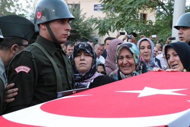 ŞEHİT HALİS ÖZCENGİZ TOPRAĞA VERİLDİ 12