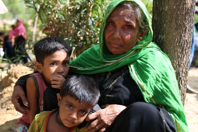 Myanmar'dan kaçmaya çalışan daha binlerce Arakanlı Müslüman var 104