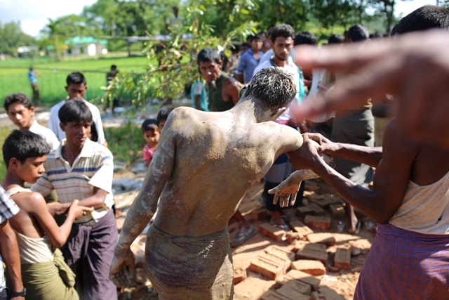 Myanmar'dan kaçmaya çalışan daha binlerce Arakanlı Müslüman var 107