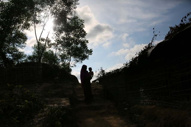 Myanmar'dan kaçmaya çalışan daha binlerce Arakanlı Müslüman var 111