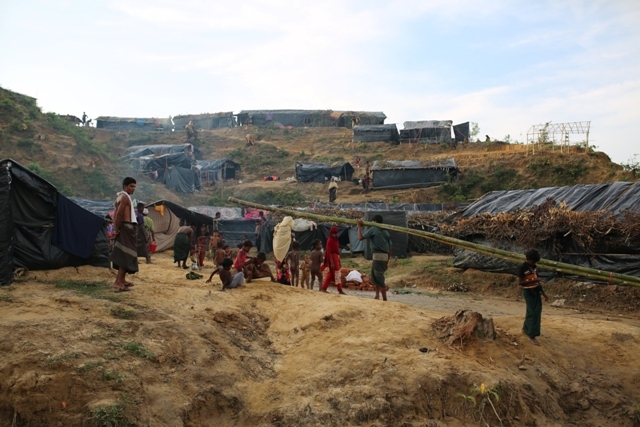 Myanmar'dan kaçmaya çalışan daha binlerce Arakanlı Müslüman var 92