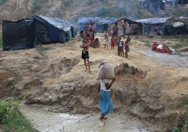 Myanmar'dan kaçmaya çalışan daha binlerce Arakanlı Müslüman var 93